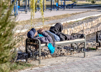 Bezdomni coraz bardziej widoczni na ulicach Sieradza. Mieszkańcy mówią o zakłócaniu spokoju