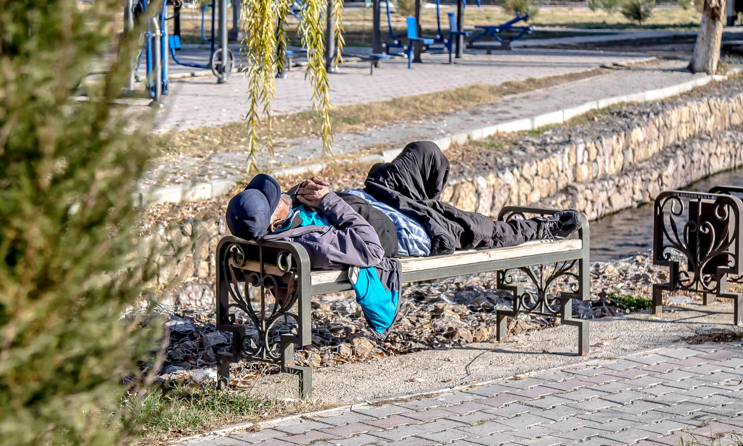 Bezdomni coraz bardziej widoczni na ulicach Sieradza. Mieszkańcy mówią o zakłócaniu spokoju