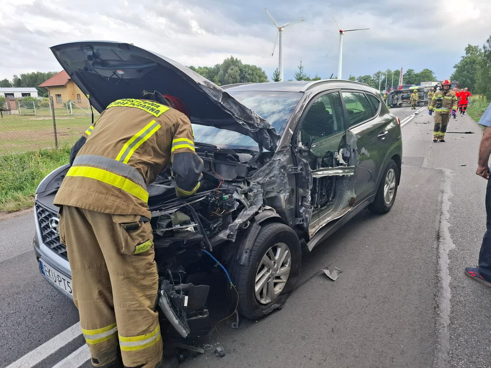 Wypadek na DW702 w powiecie zgierskim. 6 osób poszkodowanych 2 Wypadek na DW702 w powiecie zgierskim. 6 osób poszkodowanych