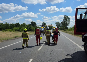 Zderzenie motocyklu i osobówki w Łowiczu. Lądował helikopter LPR