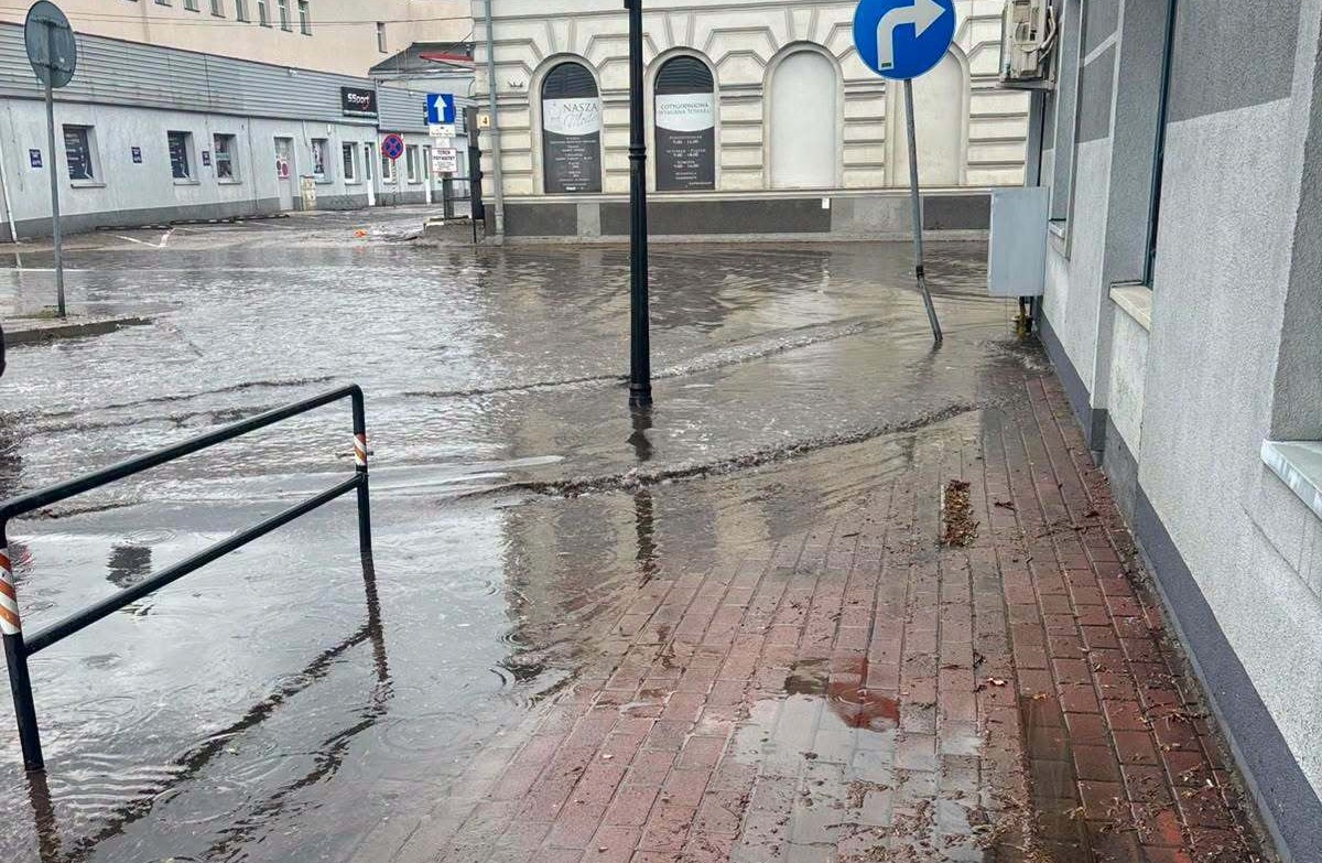 Ulewa sparaliżowała Zgierz. Ulice i lokale znów pod wodą