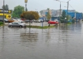 Intensywne opady deszczu w Łódzkiem. Zgierz pod wodą, w Łodzi 4 samochody uszkodzone przez konary [ZDJĘCIA]