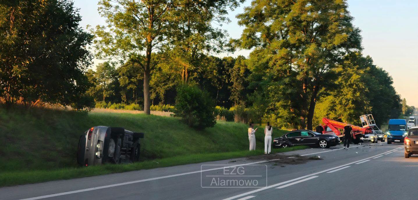 Wypadek na DK14 w Dobrej. 3 rozbite samochody, 2 osoby ranne