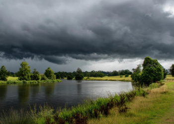Pogoda na piątek. Deszcz bez zmian, temperatura lekko w górę [PROGNOZA]