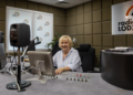Iwona Błaszczyk przy stole realizatorskim