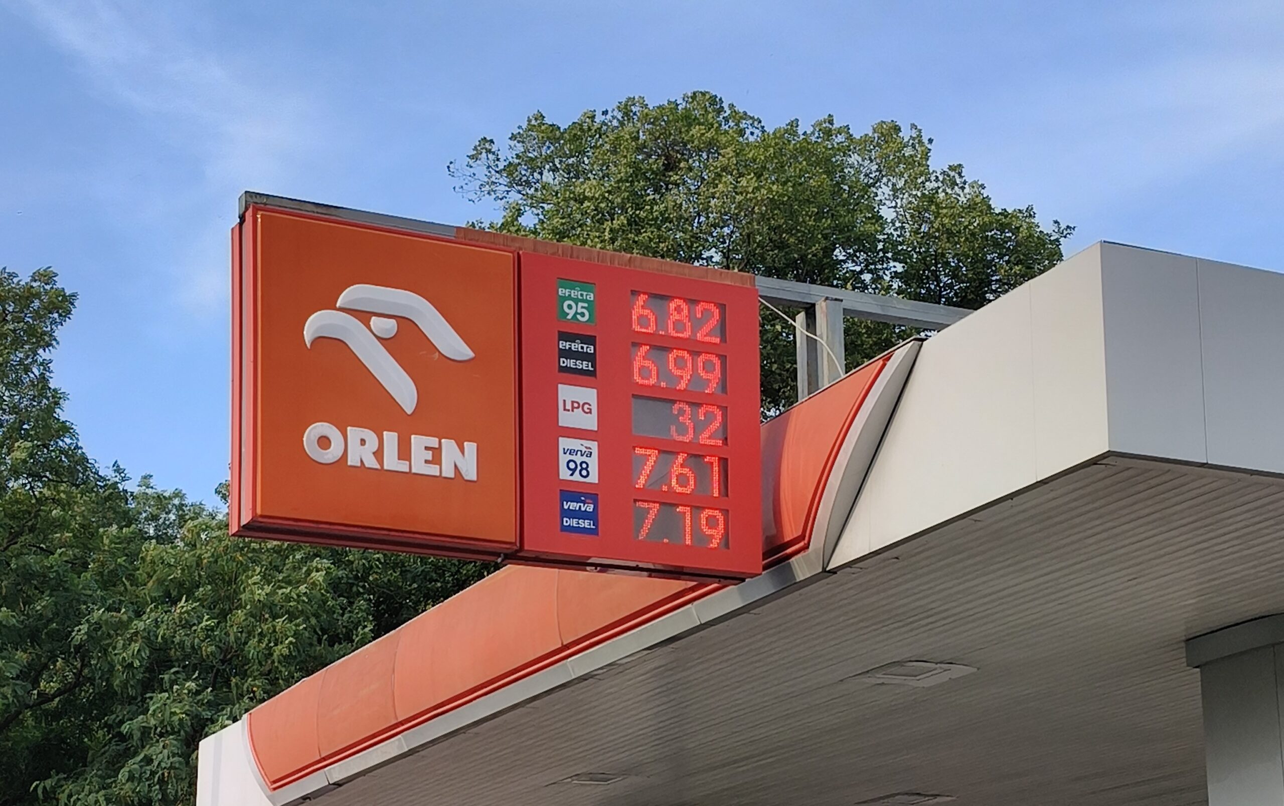 Koniec rządowego pakietu CPN. Od dziś droższe paliwo 2 Koniec rządowego pakietu CPN. Od dziś droższe paliwo