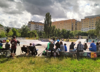 Skatepark na Karolewie pęka w szwach. Warsztaty i pokazy na otwarcie szkółki deskorolki