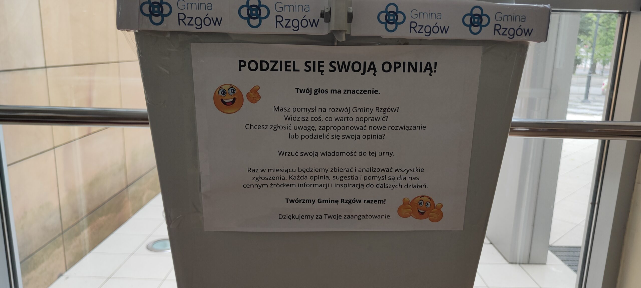 Skrzynka na wnioski mieszkańców w Rzgowie. Mogą do niej wrzucać kartki z sugestiami dotyczącymi rozwoju gminy