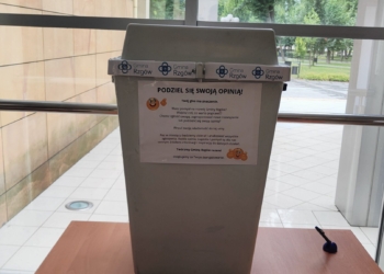 Skrzynka na wnioski mieszkańców w Rzgowie. Mogą do niej wrzucać kartki z sugestiami dotyczącymi rozwoju gminy