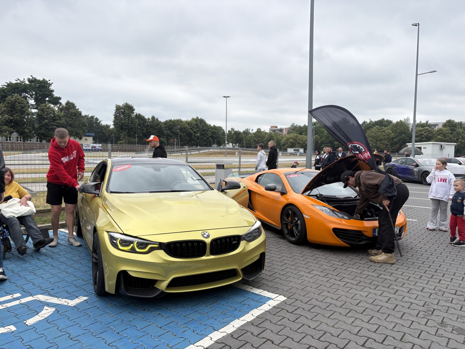 Supercar Taxi w Sieradzu. Sprawdzali swoje umiejętności za kółkiem, fot. Jakub Jędrzejewski IMG 3211