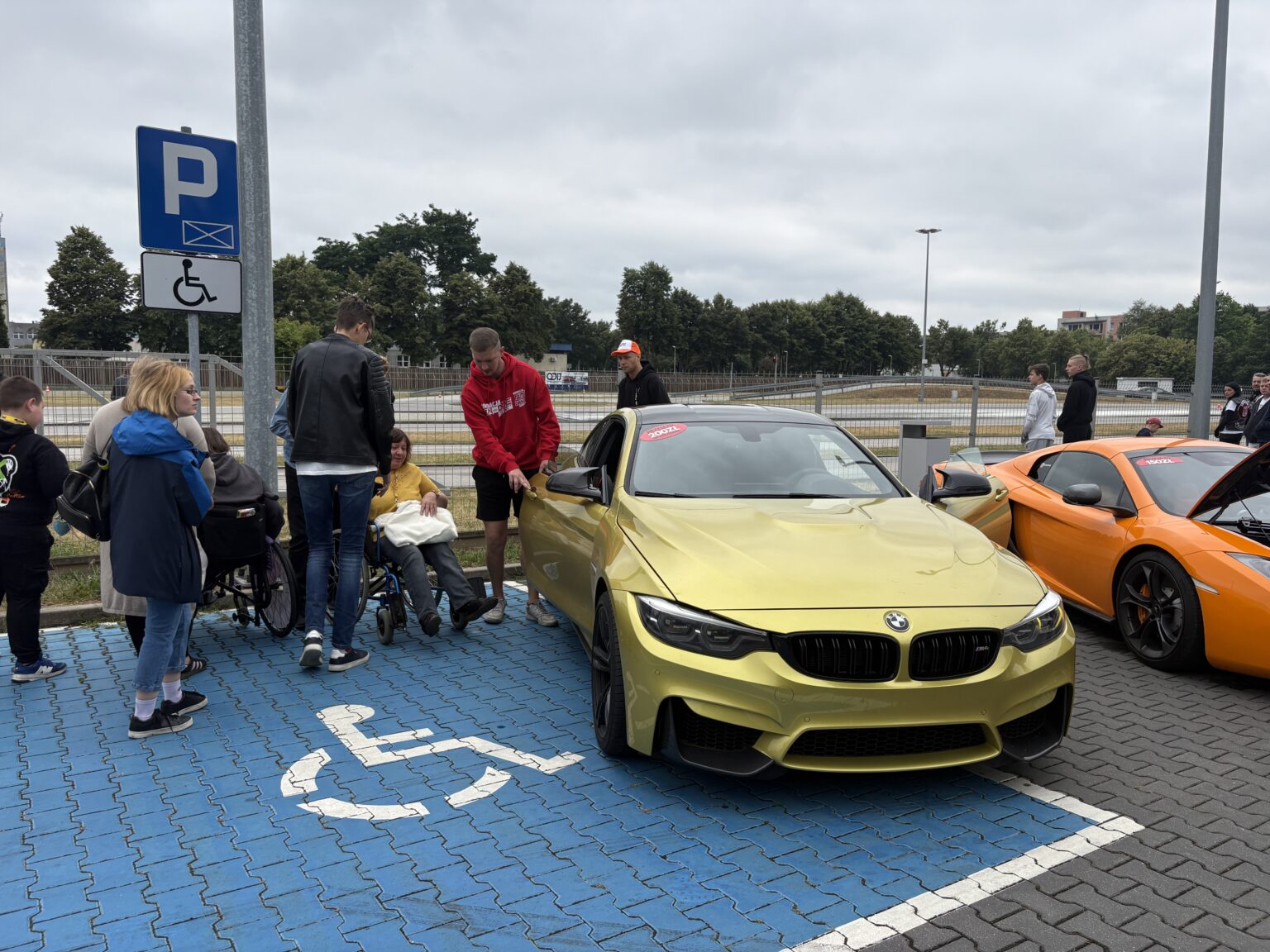 Supercar Taxi w Sieradzu. Sprawdzali swoje umiejętności za kółkiem, fot. Jakub Jędrzejewski IMG 3212