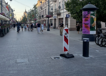 Piotrkowska znów bez jednego słupka. To już drugie uszkodzenie systemu [ZDJĘCIA]