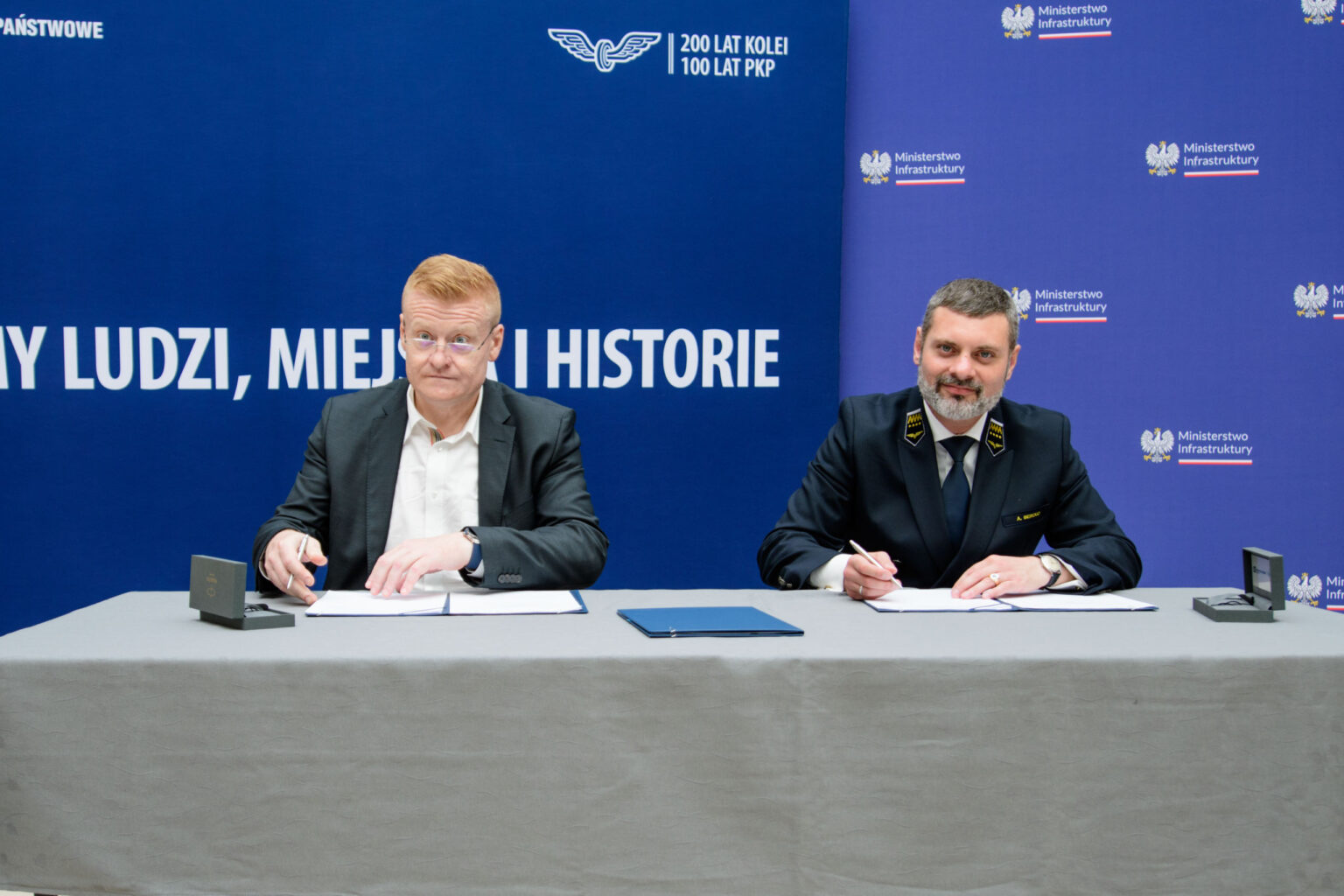 Podpisanie umowy na projekt dworca Opoczno Południe z ministrem Klimczakiem fot Sebastian Szwajkowski_1 Podpisanie umowy na projekt dworca Opoczno Poludnie z ministrem Klimczakiem fot Sebastian Szwajkowski 1