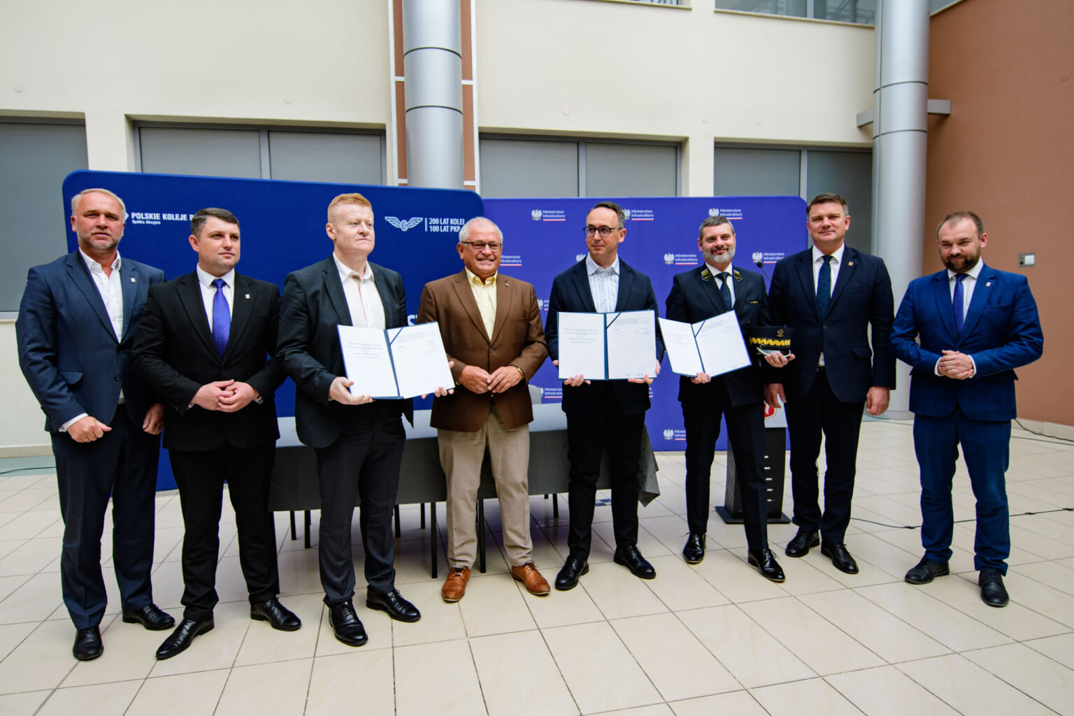 Podpisanie umowy na projekt dworca Opoczno Południe z ministrem Klimczakiem fot Sebastian Szwajkowski_4 Podpisanie umowy na projekt dworca Opoczno Poludnie z ministrem Klimczakiem fot Sebastian Szwajkowski 4