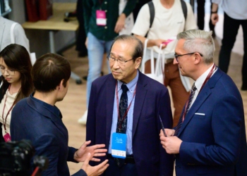 Noblista odwiedził Politechnikę Łódzką. Rozpoczęła się tam Międzynarodowa Konferencja Syntezy Organicznej [ZDJĘCIA]