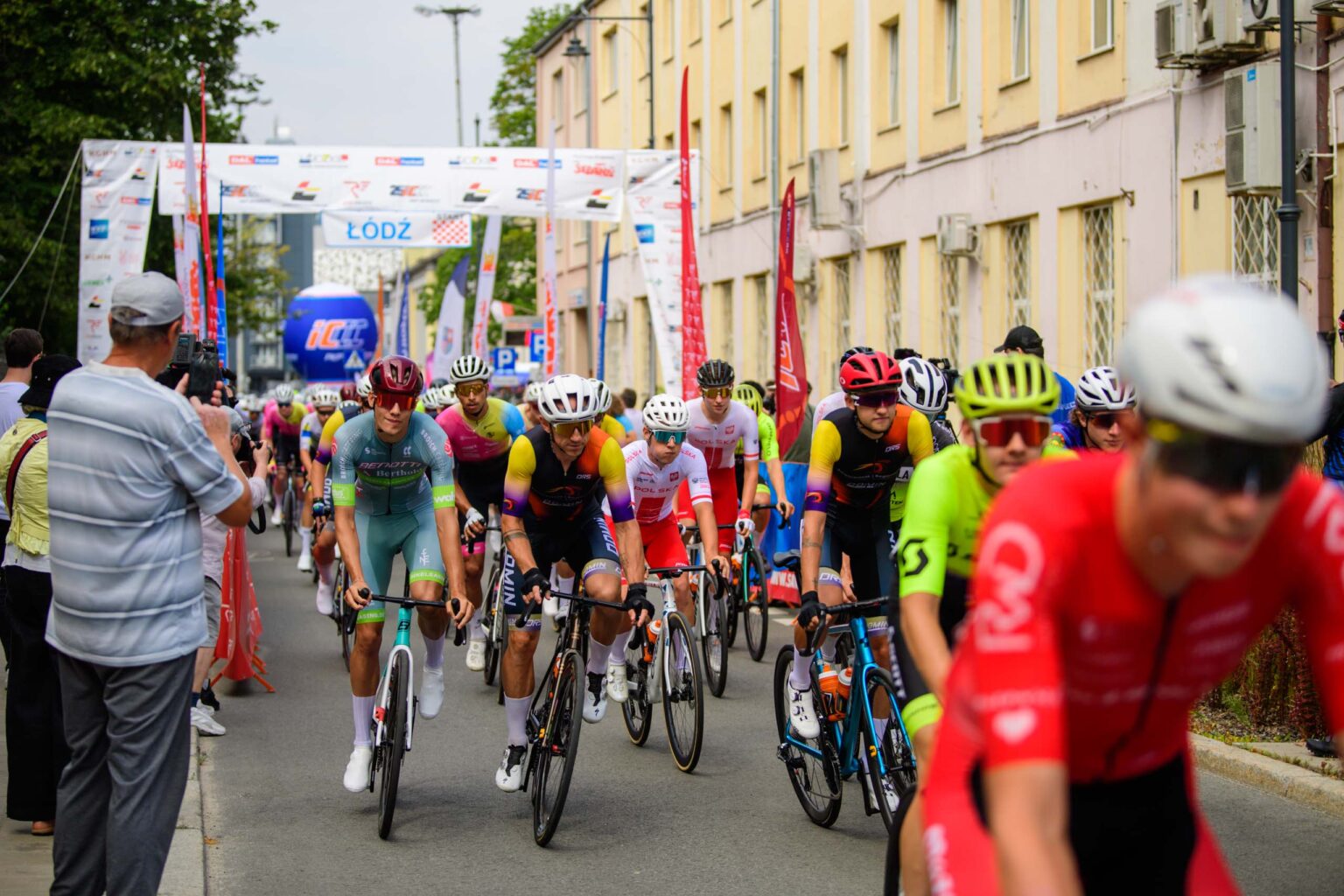 Start 37 Wyscigu Kolarskiego Solidarnosci i Olimpijczykow fot Sebastian Szwajkowski 16