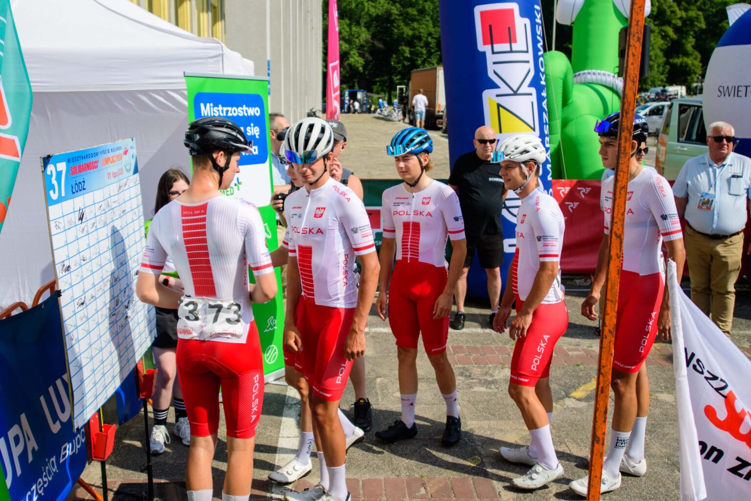 Start 37 Wyscigu Kolarskiego Solidarnosci i Olimpijczykow fot Sebastian Szwajkowski 21