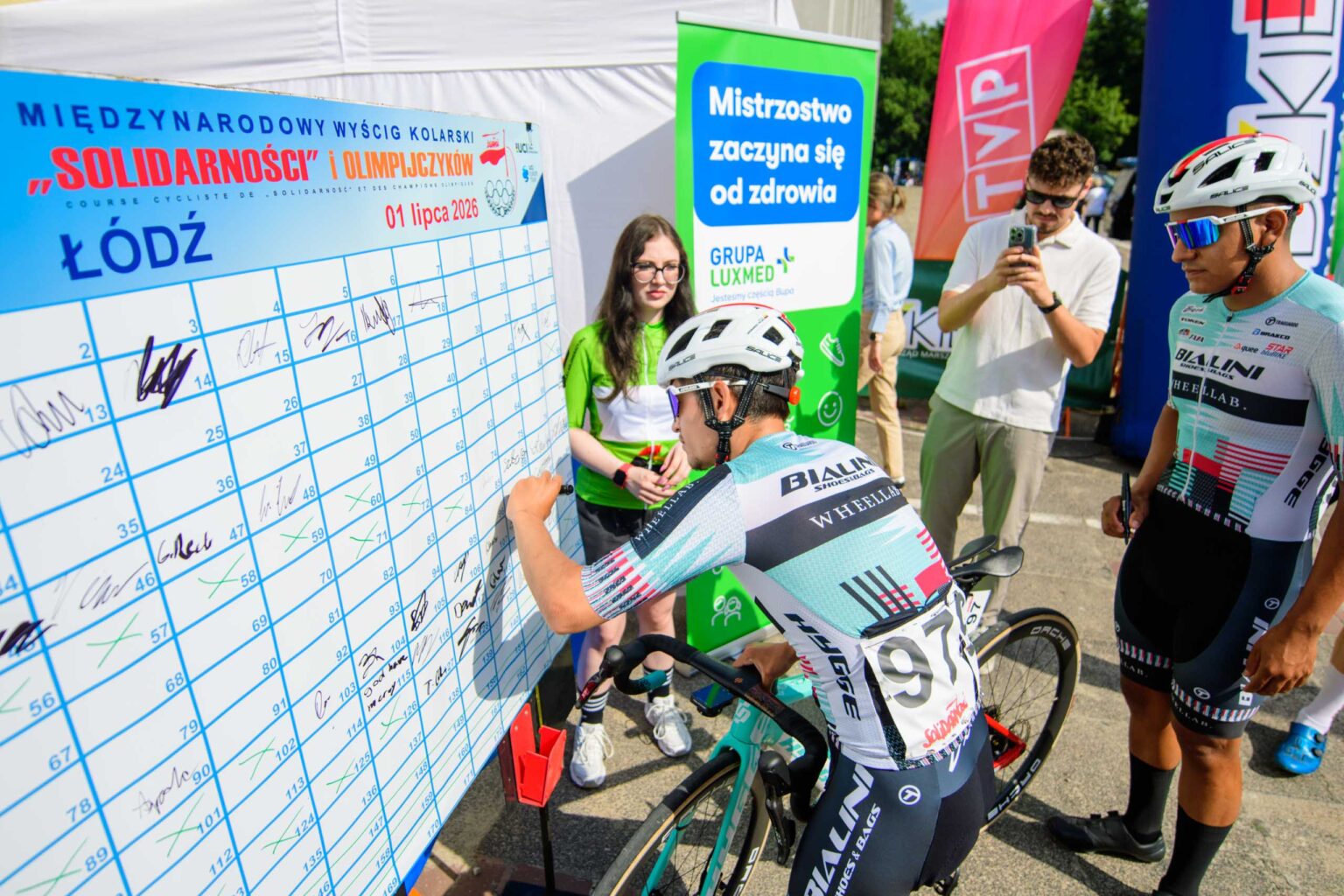 Start 37 Wyscigu Kolarskiego Solidarnosci i Olimpijczykow fot Sebastian Szwajkowski 3