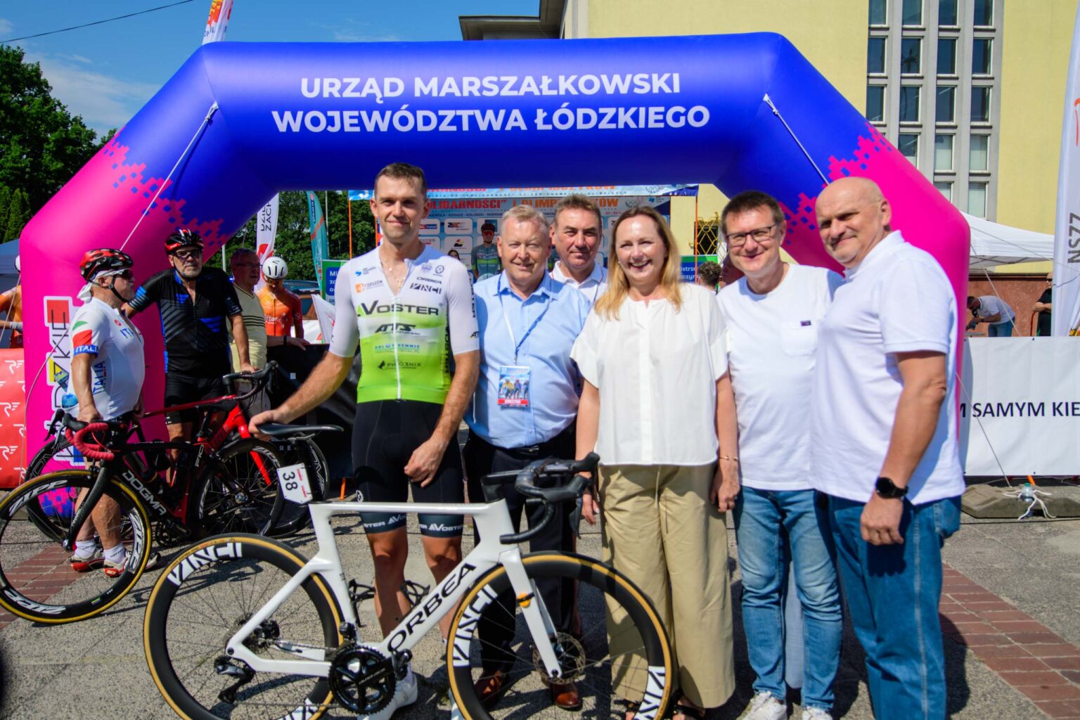 Start 37 Wyscigu Kolarskiego Solidarnosci i Olimpijczykow fot Sebastian Szwajkowski 8