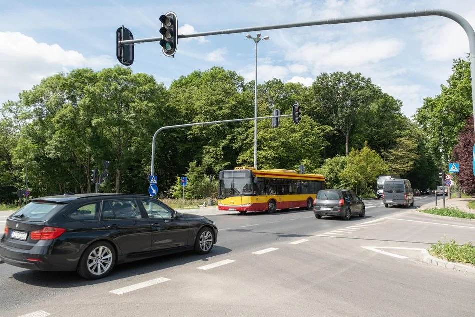 Duży remont Pojezierskiej. Nowe drogi rowerowe, parkingi i asfalt 1 Rusza przebudowa ulicy Pojezierskiej. Kierowców i pasażerów czekają zmiany na Bałutach
