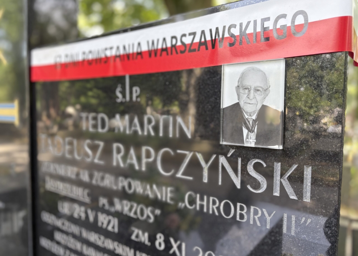 Groby na Starym Cmentarzu w Łodzi oznaczone specjalnymi szarfami
