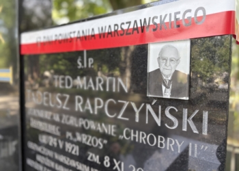 Groby na Starym Cmentarzu w Łodzi oznaczone specjalnymi szarfami