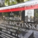 Groby na Starym Cmentarzu w Łodzi oznaczone specjalnymi szarfami