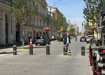 Kolejne problemy z inteligentnymi słupkami na Piotrkowskiej. Pierwsze testy nieudane [ZDJĘCIA]