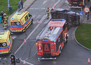 W Radomsku kierowca staranował auto i uciekł. Są ranni