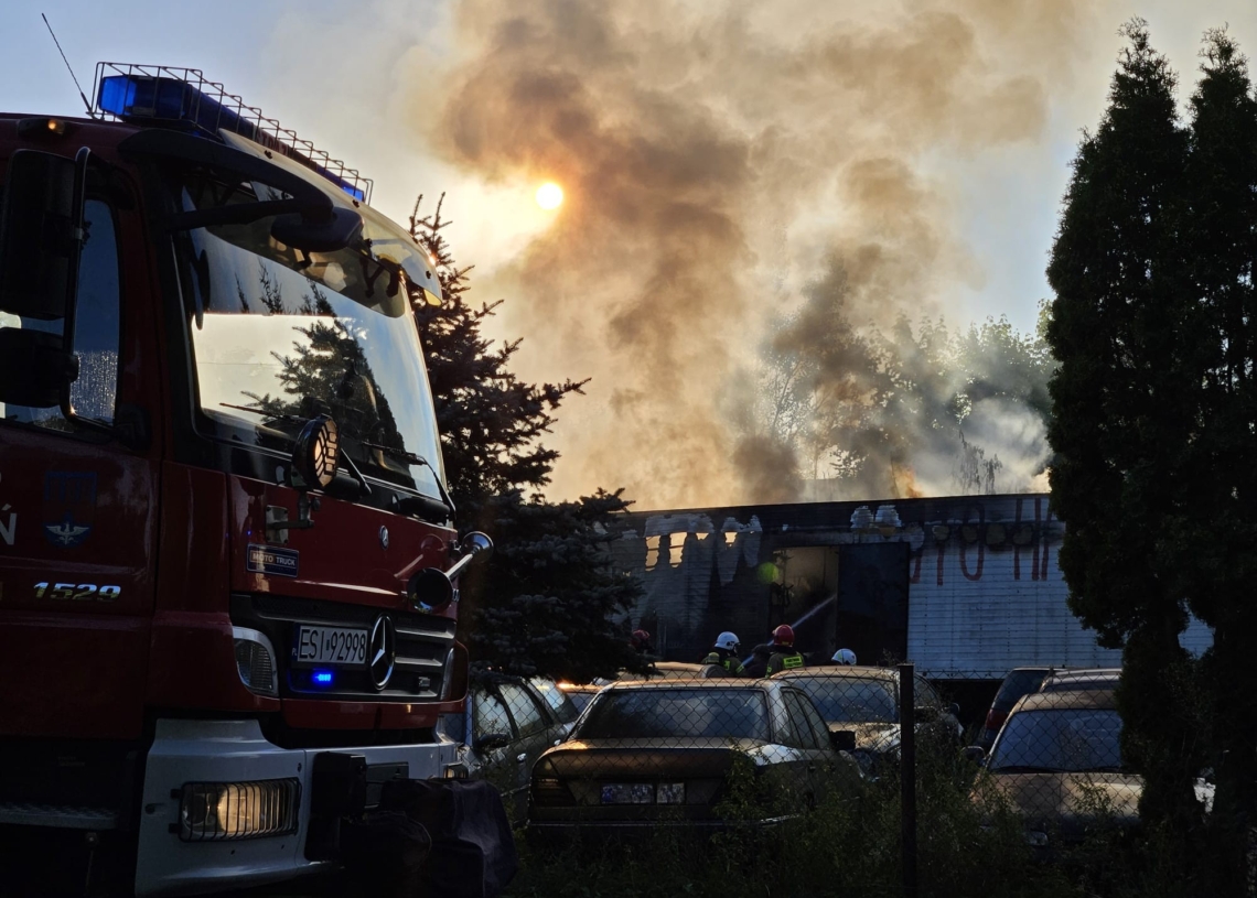 Pożar składu samochodów w Rożdżałach. Ogień objął kilka pojazdów