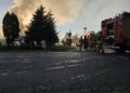 Pożar składu samochodów w Rożdżałach. Ogień objął kilka pojazdów [ZDJĘCIA]