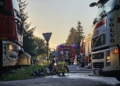 Pożar składu samochodów w Rożdżałach. Ogień objął kilka pojazdów [WIDEO, ZDJĘCIA]