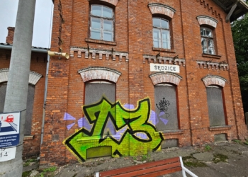 Graffiti na zabytkowym dworcu w Sędzicach