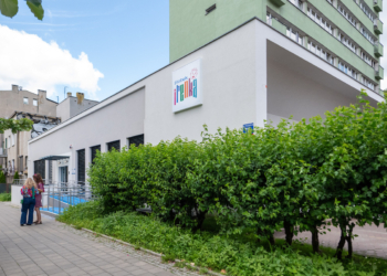 Kultowa kawiarnia z serialu „Daleko od szosy” zmieniła się w nowoczesny żłobek dla 70 dzieci