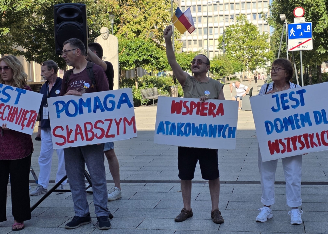 „Nie bądź obojętny”. W Łodzi odbyła się manifestacja solidarności z Ukrainą [ZDJĘCIA]