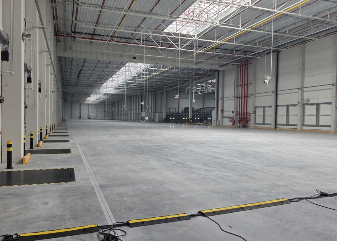 Nawet 300 nowych miejsc pracy w Piotrkowie. Powstało nowoczesne centrum logistyczne [ZDJĘCIA]