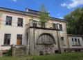 Zabytkowy dwór w Bujnach