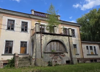 Zabytkowy dwór w Bujnach