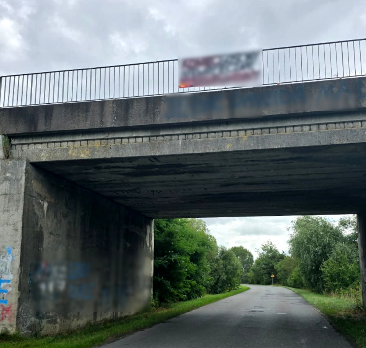 Antyukraiński baner na wiadukcie w Woli Krzysztoporskiej. Policja szuka sprawców 1 Antyukraiński baner na wiadukcie w Woli Krzysztoporskiej. Policja szuka sprawców