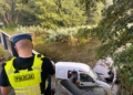 Chciał uniknąć zderzenia z sarną. Samochód wpadł do zbiornika wodnego [NAGRANIE, ZDJĘCIA]