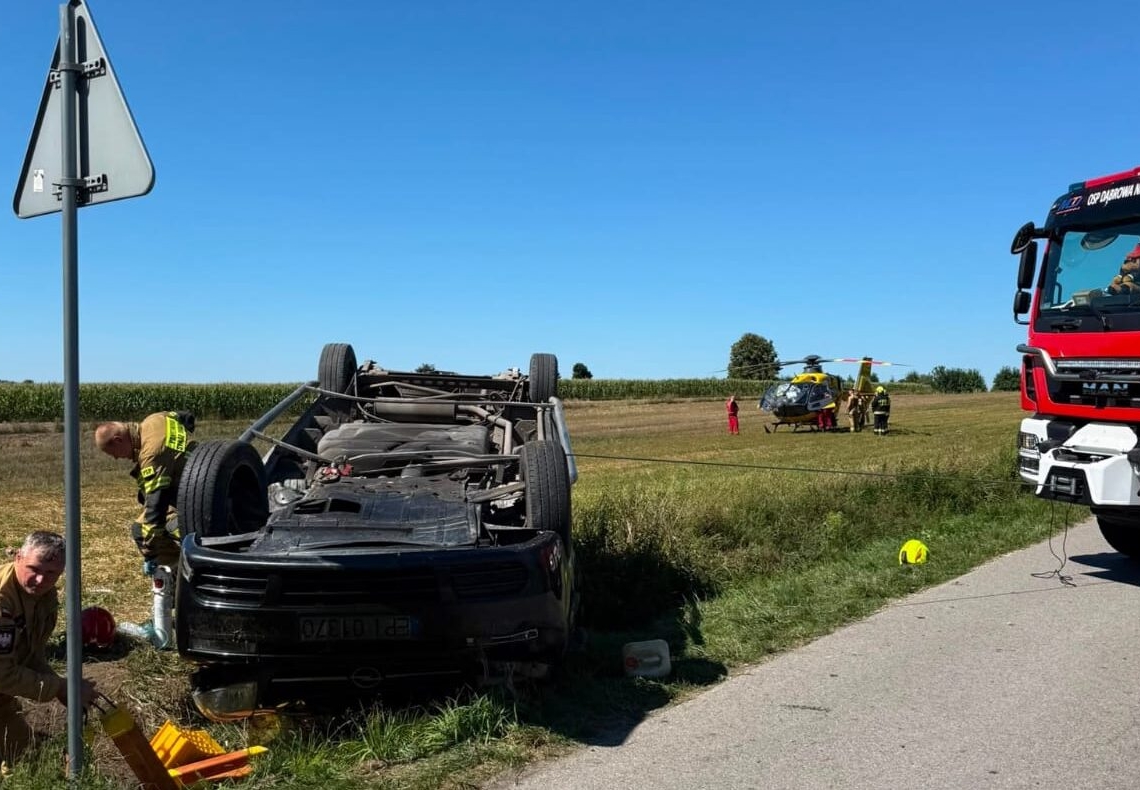 Powiat piotrkowski: dachowanie busa, ciężko ranni i ponad 3,5 promila. Policja ustala, kto prowadził