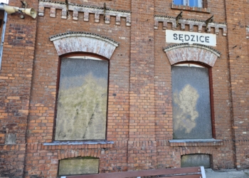Graffiti usunięte z zabytkowego dworca w Sędzicach. Efekt interwencji reportera Radia Łódź