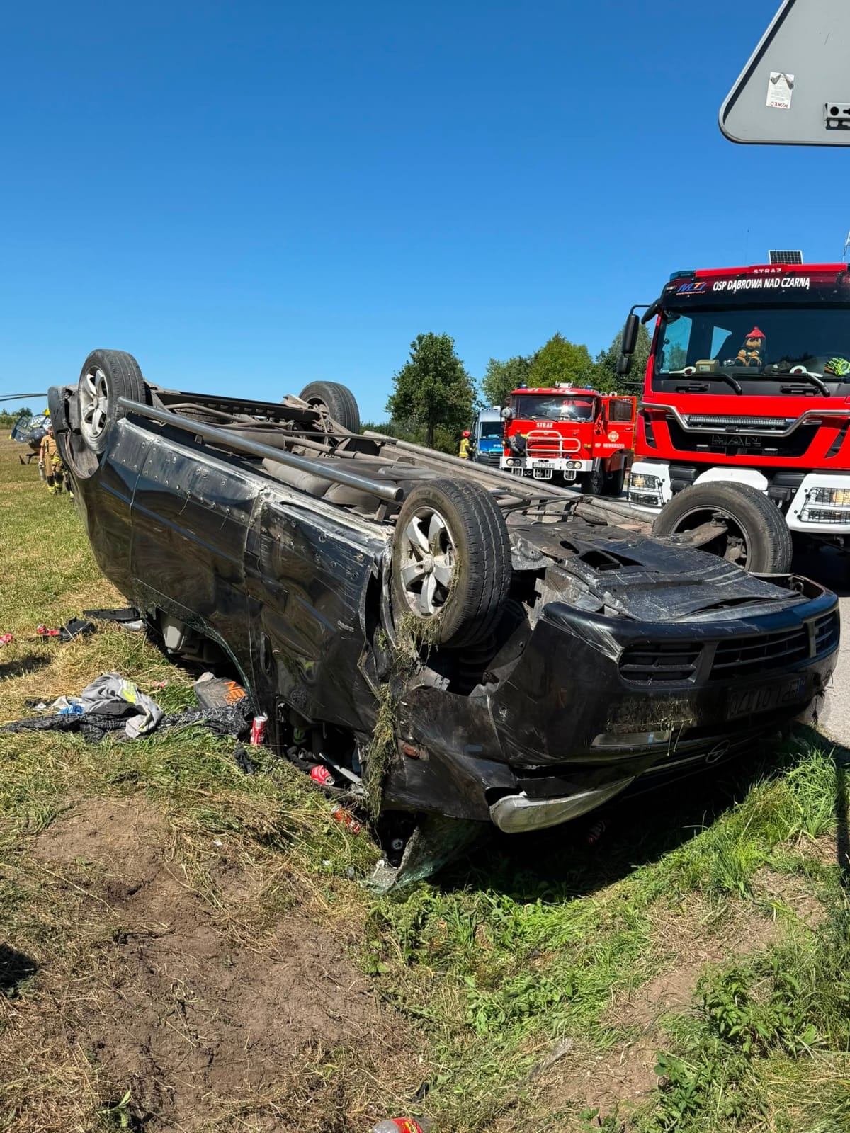 Powiat piotrkowski: dachowanie busa, ciężko ranni i ponad 3,5 promila. Policja ustala, kto prowadził