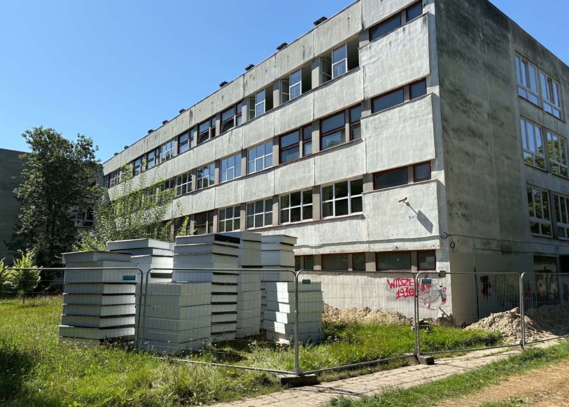 Niebezpieczna substancja w liceum na Radogoszczu. Odkryto ją podczas remontu [ZDJĘCIA]