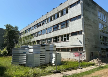 Niebezpieczna substancja w liceum na Radogoszczu. Odkryto ją podczas remontu [ZDJĘCIA]