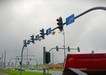 Coraz mniej przejazdów na czerwonym świetle w Łodzi i Piotrkowie Trybunalskim. Kamery Red Light odnotowały wyraźny spadek