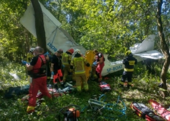 Samolot rozbił się w lesie niedaleko lądowiska. Pilot w szpitalu [ZDJĘCIA]