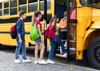 Szadek zakupi nowy autobus do przewozu uczniów