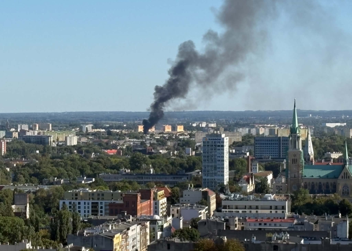 Kłęby dymu nad Łodzią. Pożar na Górnej, ewakuowano 8 osób 1 Kłęby dymu nad Łodzią. Rozległy pożar na Górnej