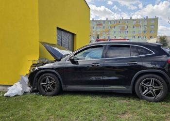 Auto uderzyło w budynek żłobka w Kutnie. Ewakuowano 33 osoby